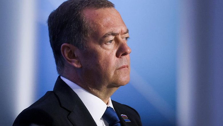 Медведев усомнился в адекватности защиты танкера Marinera флагом России